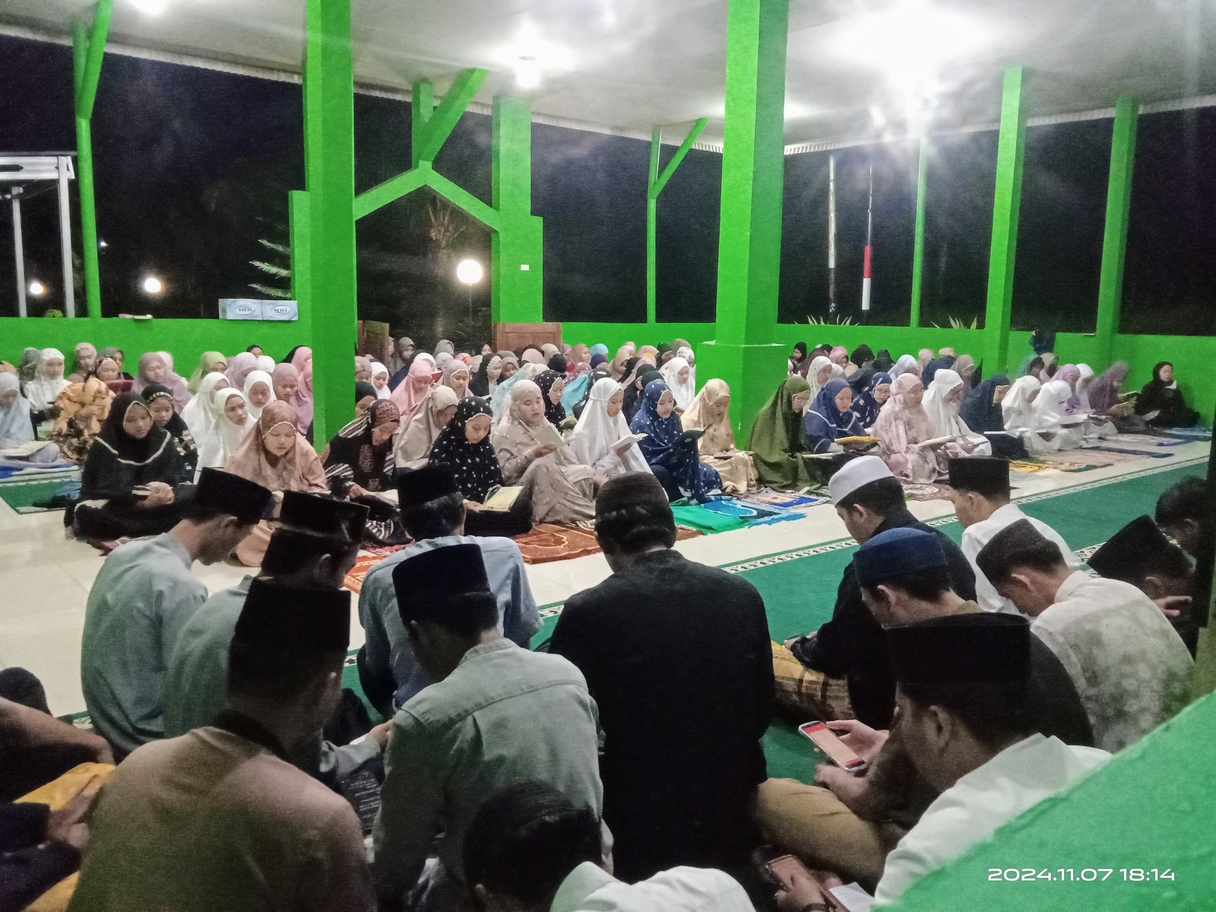 Ajang Yasinan bersama, Mahasantri Ma’had Al-Jami’ah ajak jama’ah tekun menuntut ilmu