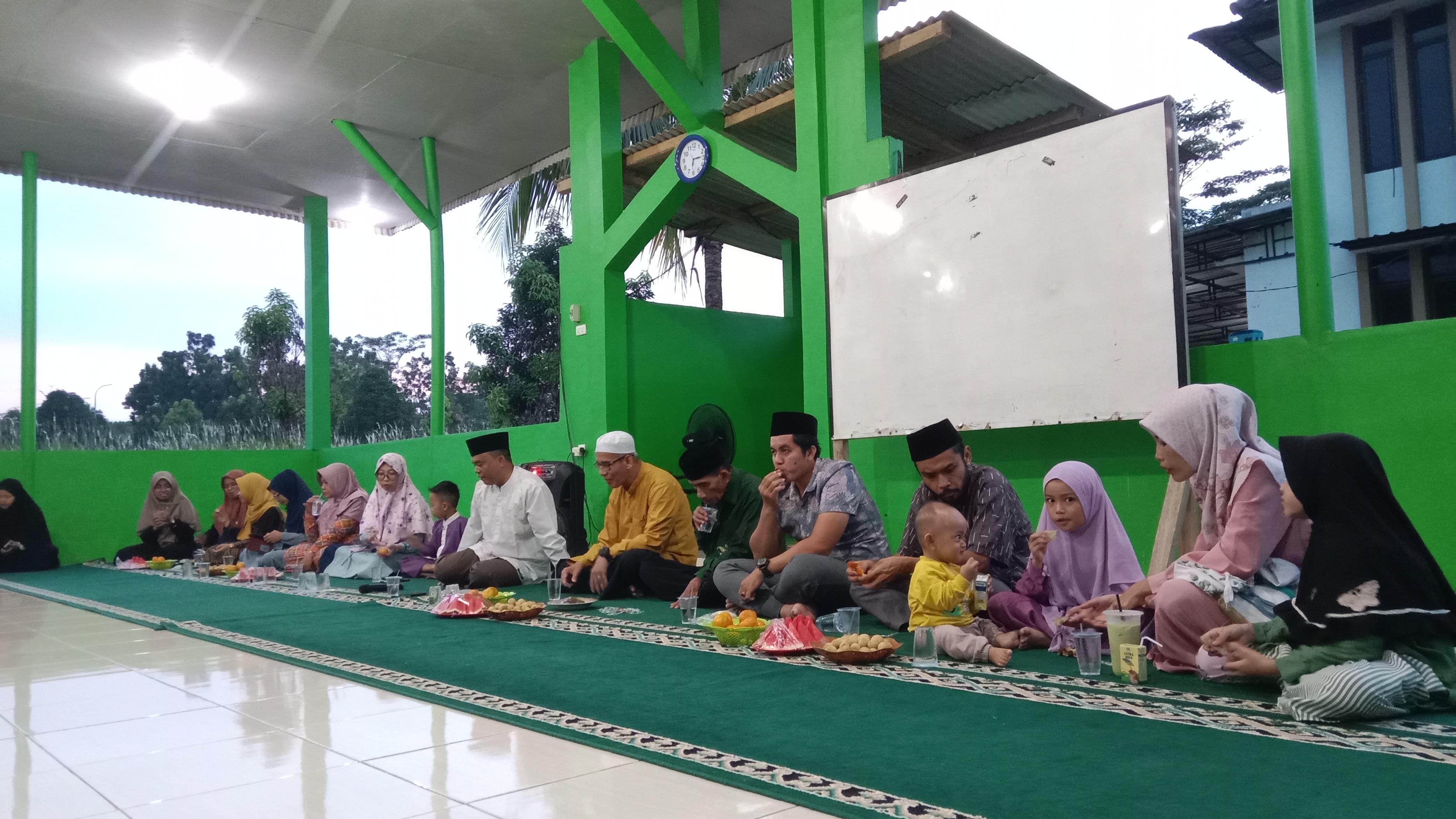 Buka Puasa Bersama : Momen Tingkatkan Kekeluargaan antar Keluarga Besar Ma’had Al-Jami’ah