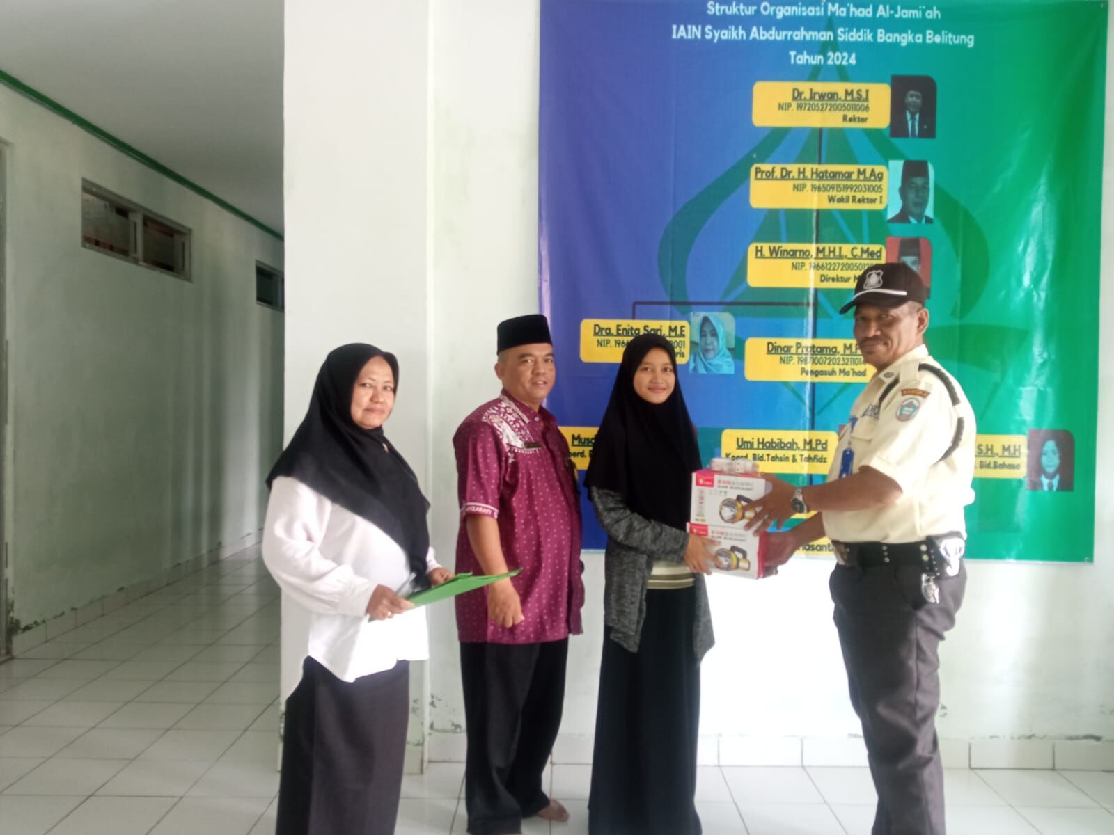 Dukung Keamanan Ma’had Al-Jami’ah, Mahasantri Berikan Alat Bantu untuk Tim Keamanan Kampus