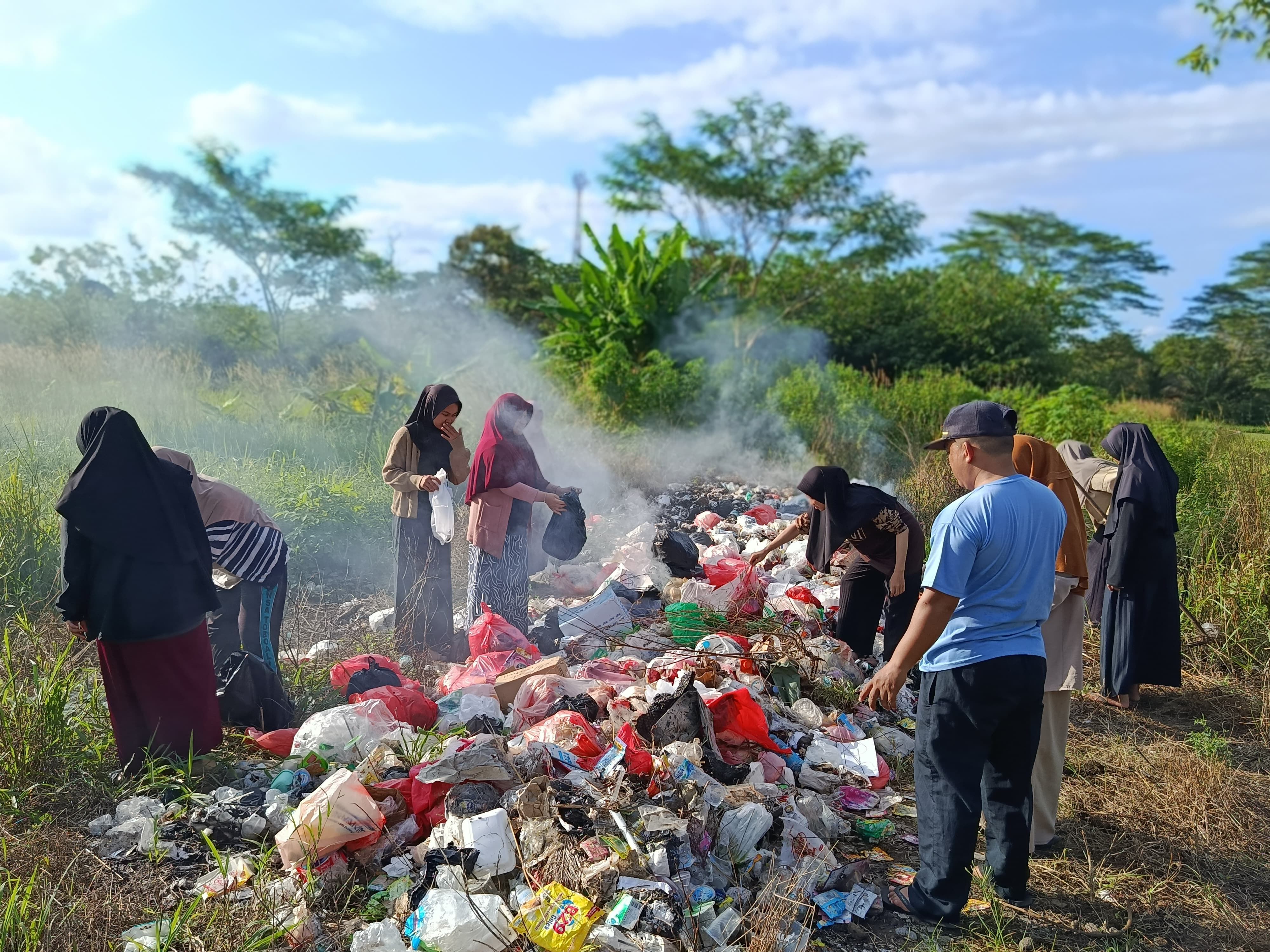 Mahasantri Ma'had Al-Jami'ah Gagas Aksi Peduli Sampah di TPA Kampus IAIN SAS Bangka Belitung