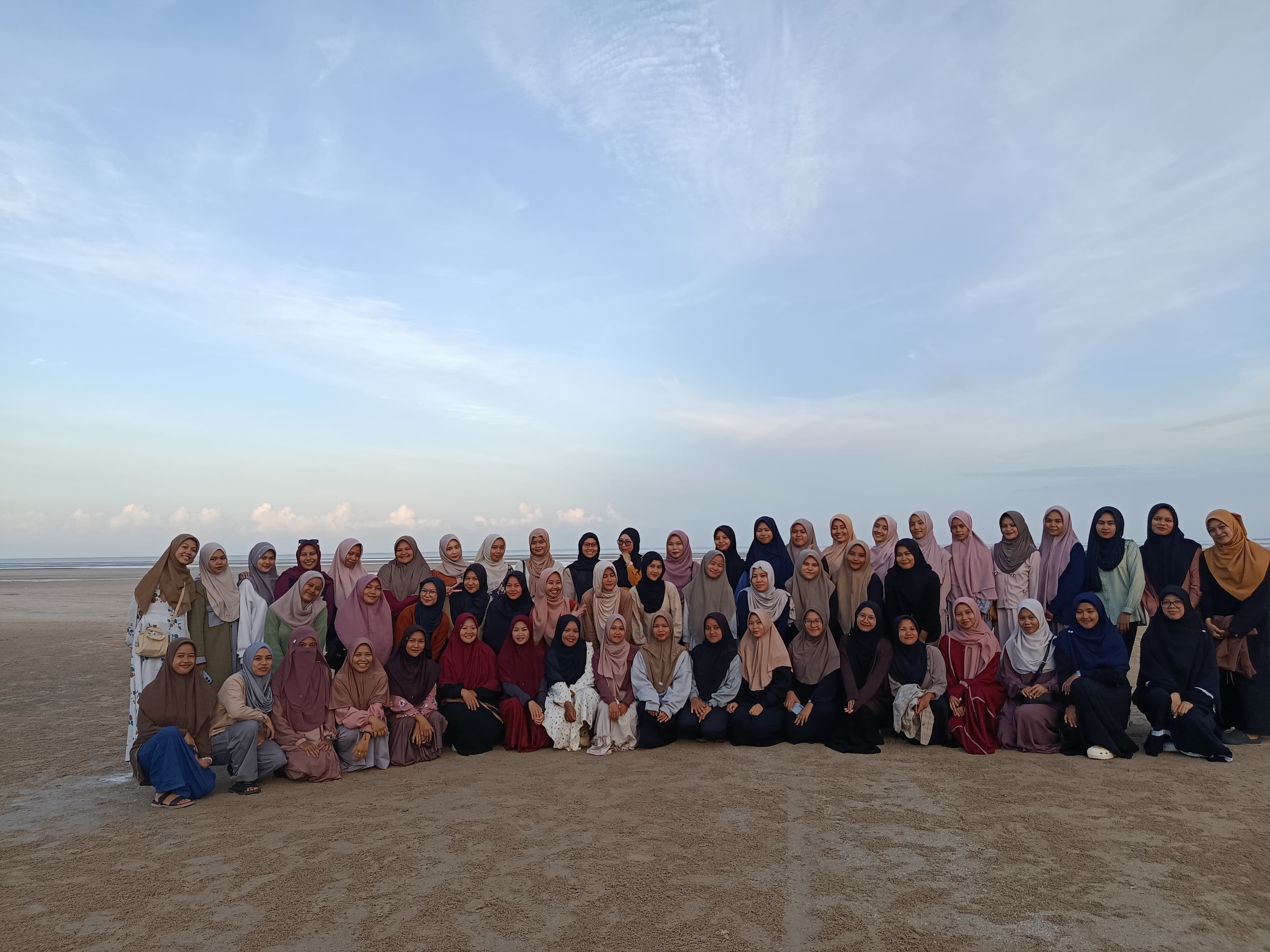 Mahasantri Ma’had Al-Jami’ah Gelar Plesir ke Pantai untuk Menyambut Awal Semester