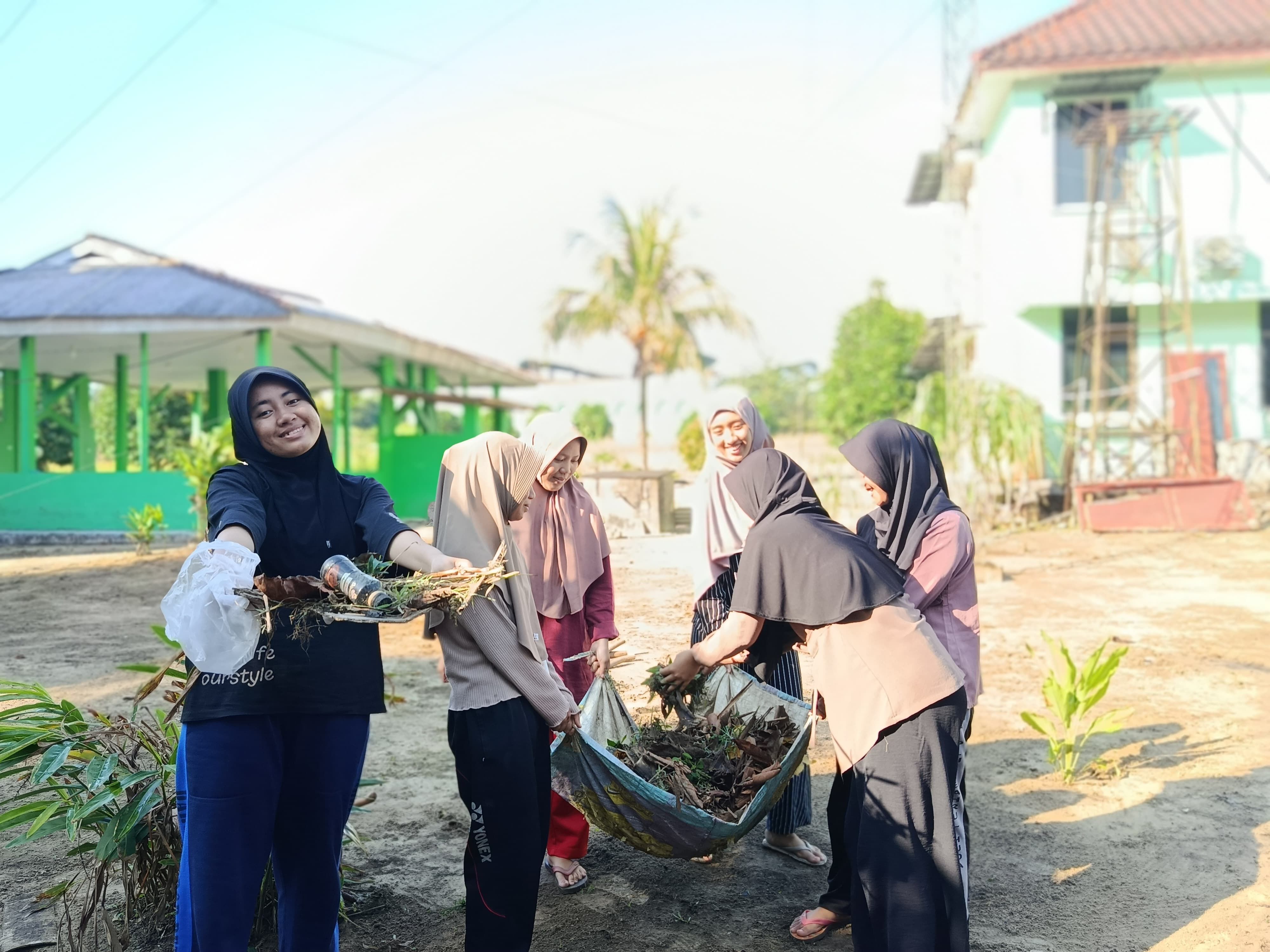Mahasantri Ma’had Al-Jami’ah Institut Agama Islam Negeri IAIN SAS Babel Gelar Aksi Bersih-Bersih Lingkungan, Wujudkan Asrama Bebas Sampah
