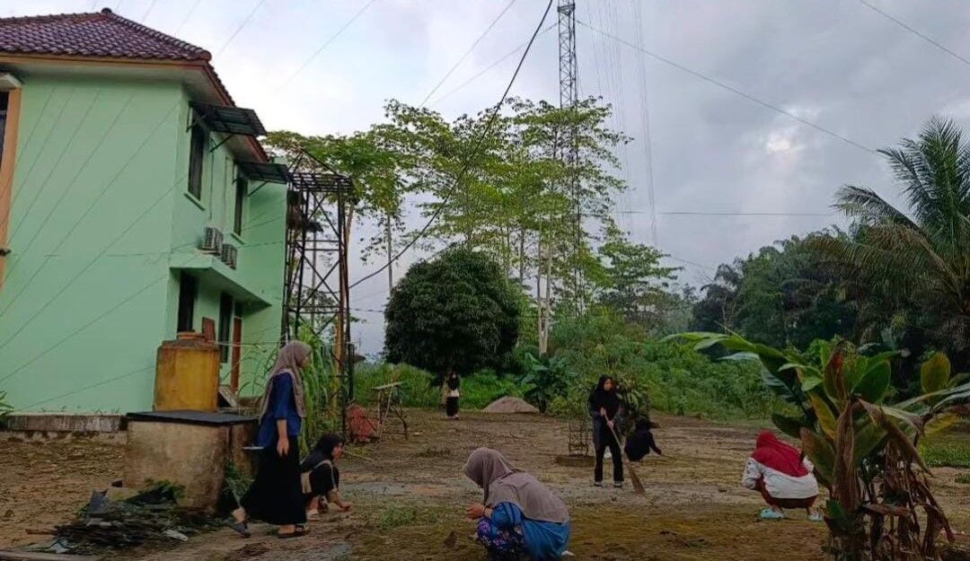 Mahasantri Ma'had Al-Jami’ah Institut Agama Islam Negeri IAIN SAS Babel Gelar Gotong Royong Bersihkan Lingkungan Asrama