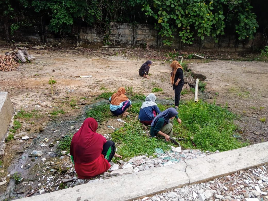 Peduli kebersihan, Mahasantri Ma’had Al-Jami’ah rutinkan gotong royong kebersihan setiap minggu