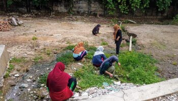 Peduli kebersihan, Mahasantri Ma’had Al-Jami’ah rutinkan gotong royong kebersihan setiap minggu