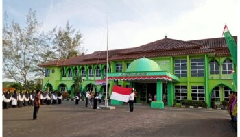 Tim Paduan Suara Mahasantri Ma’had Al-Jami’ah siap tampil pada Upacara HUT RI-79 di Halaman Gedung Pascasarjana IAIN SAS Bangka Belitung