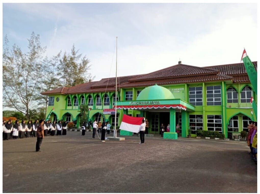 Tim Paduan Suara Mahasantri Ma’had Al-Jami’ah siap tampil pada Upacara HUT RI-79 di Halaman Gedung Pascasarjana IAIN SAS Bangka Belitung